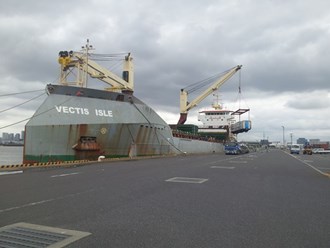 at the time of Loading at Tokyo Lumber Terminal (東京港木材埠頭)